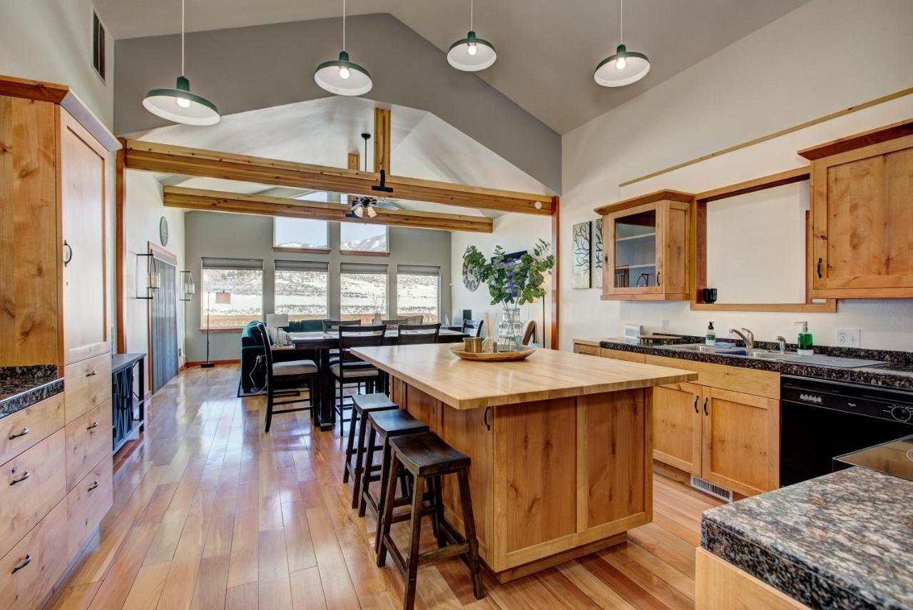 Twin Pines Cabin In Wilderness Ranch On Hwy 21, Amazing Views, 20 Ft Ceilings, Fully Fenced Yard, Pet Friendly, , Go Paddle Boarding At Lucky Peak, Or Snowshoeing In Idaho City And Take In The Hot Springs, Sleeps 10! 博伊西 外观 照片