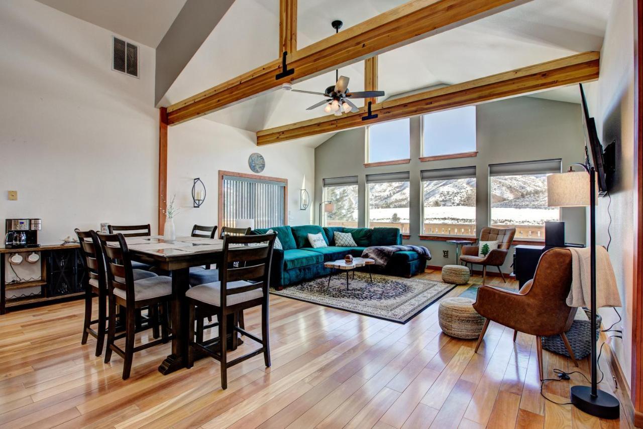 Twin Pines Cabin In Wilderness Ranch On Hwy 21, Amazing Views, 20 Ft Ceilings, Fully Fenced Yard, Pet Friendly, , Go Paddle Boarding At Lucky Peak, Or Snowshoeing In Idaho City And Take In The Hot Springs, Sleeps 10! 博伊西 外观 照片