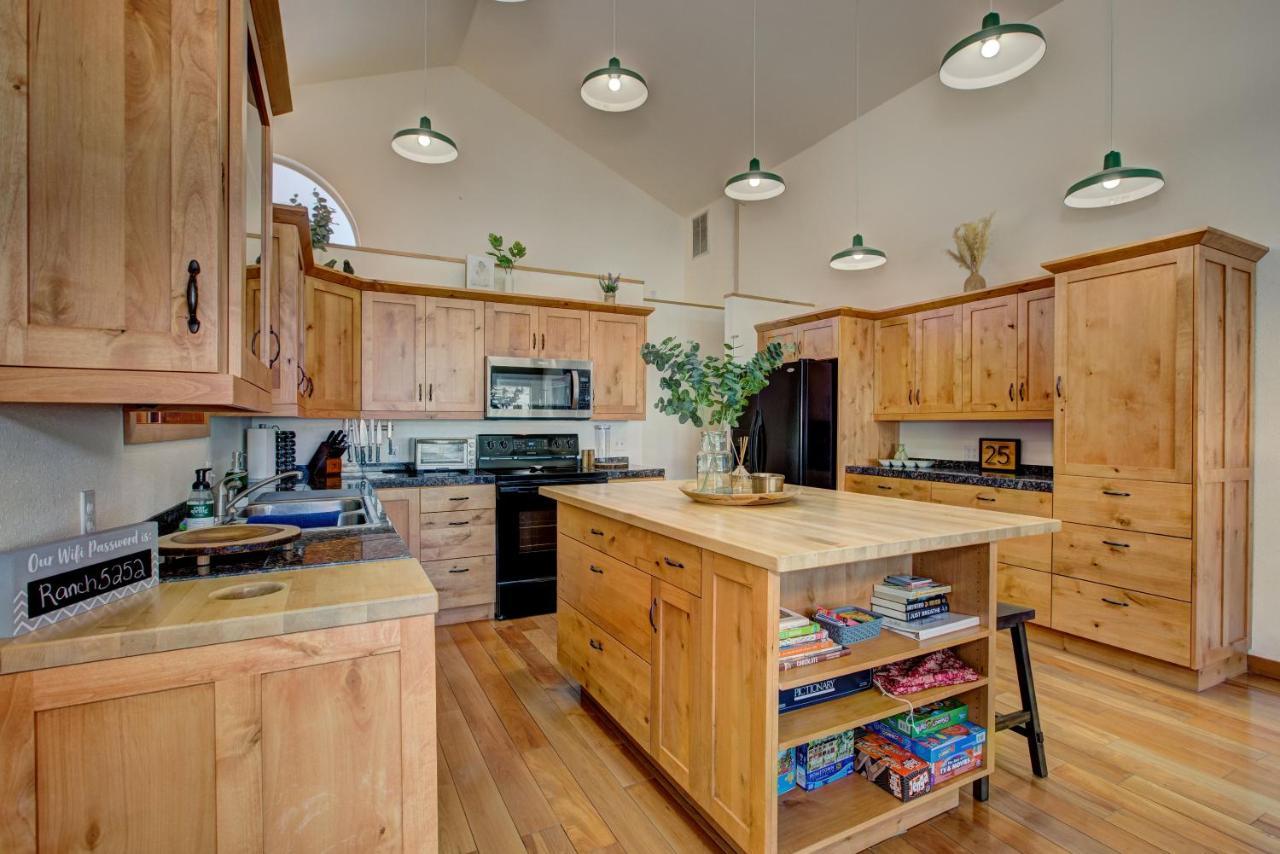 Twin Pines Cabin In Wilderness Ranch On Hwy 21, Amazing Views, 20 Ft Ceilings, Fully Fenced Yard, Pet Friendly, , Go Paddle Boarding At Lucky Peak, Or Snowshoeing In Idaho City And Take In The Hot Springs, Sleeps 10! 博伊西 外观 照片