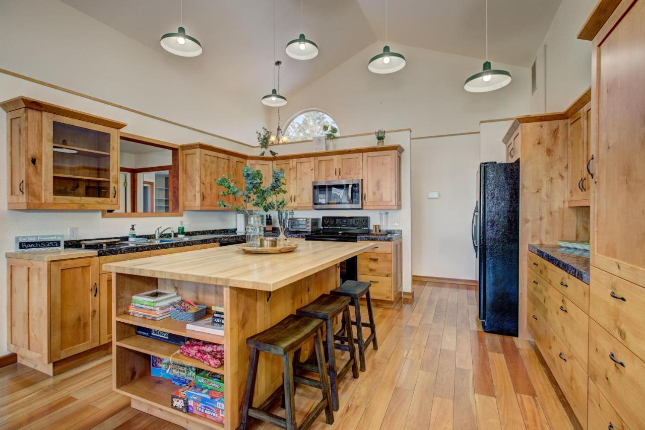 Twin Pines Cabin In Wilderness Ranch On Hwy 21, Amazing Views, 20 Ft Ceilings, Fully Fenced Yard, Pet Friendly, , Go Paddle Boarding At Lucky Peak, Or Snowshoeing In Idaho City And Take In The Hot Springs, Sleeps 10! 博伊西 外观 照片