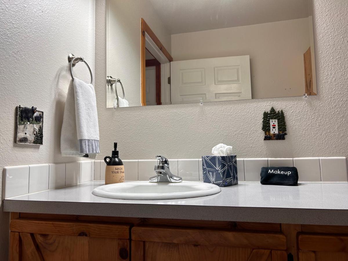 Twin Pines Cabin In Wilderness Ranch On Hwy 21, Amazing Views, 20 Ft Ceilings, Fully Fenced Yard, Pet Friendly, , Go Paddle Boarding At Lucky Peak, Or Snowshoeing In Idaho City And Take In The Hot Springs, Sleeps 10! 博伊西 外观 照片
