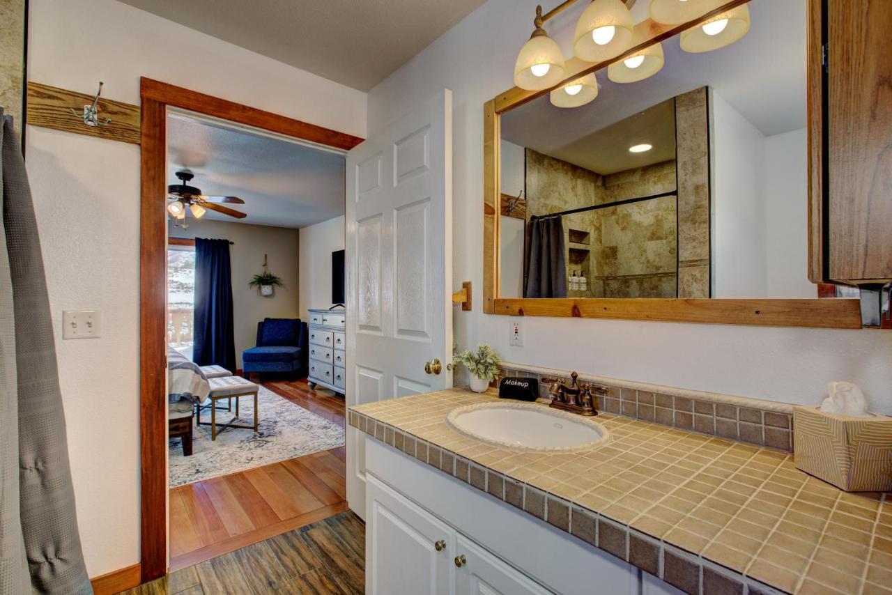 Twin Pines Cabin In Wilderness Ranch On Hwy 21, Amazing Views, 20 Ft Ceilings, Fully Fenced Yard, Pet Friendly, , Go Paddle Boarding At Lucky Peak, Or Snowshoeing In Idaho City And Take In The Hot Springs, Sleeps 10! 博伊西 外观 照片