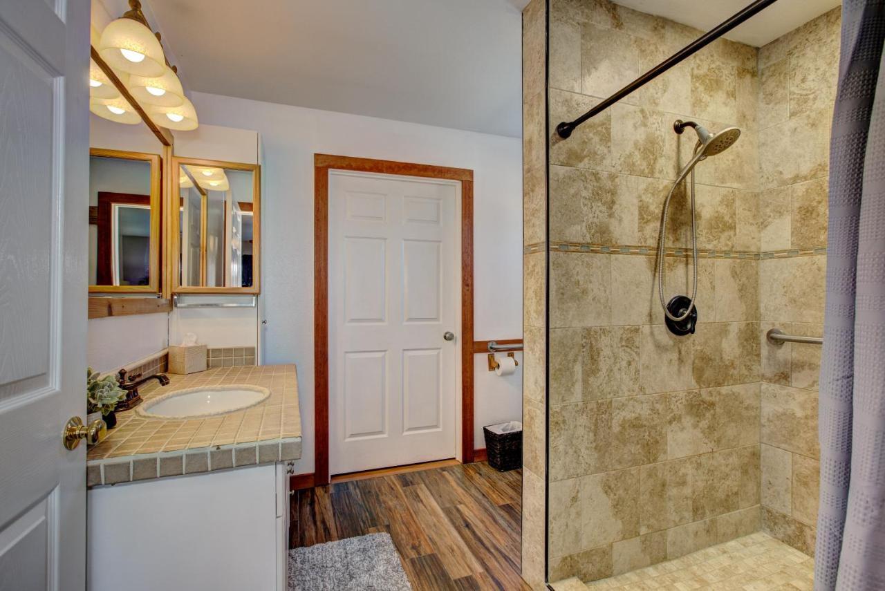 Twin Pines Cabin In Wilderness Ranch On Hwy 21, Amazing Views, 20 Ft Ceilings, Fully Fenced Yard, Pet Friendly, , Go Paddle Boarding At Lucky Peak, Or Snowshoeing In Idaho City And Take In The Hot Springs, Sleeps 10! 博伊西 外观 照片