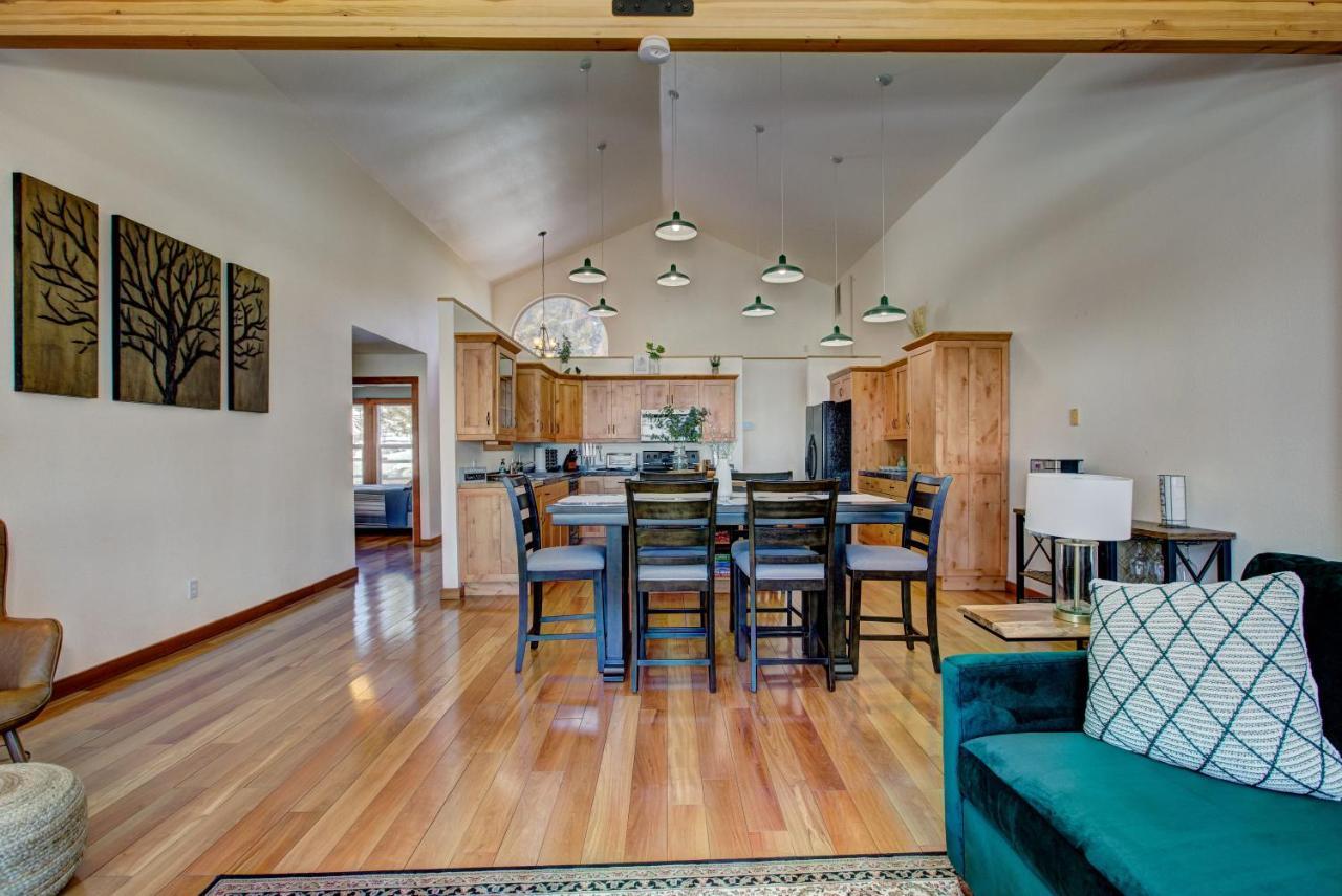 Twin Pines Cabin In Wilderness Ranch On Hwy 21, Amazing Views, 20 Ft Ceilings, Fully Fenced Yard, Pet Friendly, , Go Paddle Boarding At Lucky Peak, Or Snowshoeing In Idaho City And Take In The Hot Springs, Sleeps 10! 博伊西 外观 照片